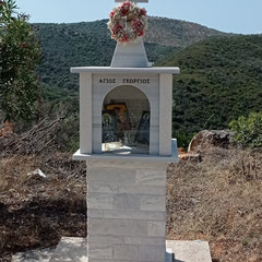 Kommeno - Petit sanctuaire (kandykala) de bord de route. Erigé à la mémoire des victimes d'accident.....