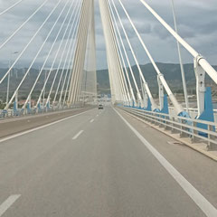 Le pont Rion-Antirion sur la baie de Corinthe.