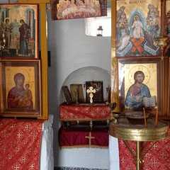L'intérieur de la chapelle Konstantinoos: très coloré.
