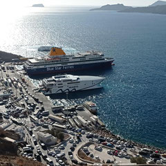 Le port de Santorin avec notre ferry encore à quai.