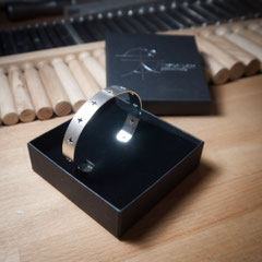 Création sur mesure, bracelet en argent repercé.