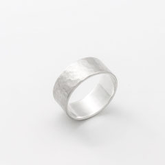 Bague-argent-martele-homme-femme-creation-contemporaine-bijoutier-joaillier-auvergne-rhone-alpes 