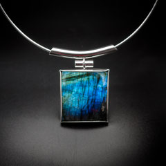 Pendentif d'inspiration japonaise. Pièce unique en argent et labradorite.