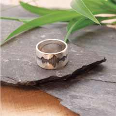 Création sur mesure d'après croquis. Bague en argent, gravure à l'acide.