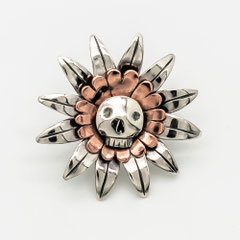 pin's-argent-forge-a-la-main-tete-de-mort-fleur-creation-contemporaine-bijoutier-joaillier-auvergne-rhone-alpes