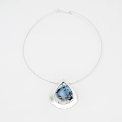 Pendentif, pièce unique en argent et opale dendritique.