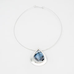Pendentif, pièce unique en argent et opale dendritique.