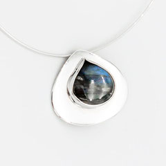 Pendentif, pièce unique en argent et labradorite.