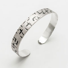bracelet-jonc-contemporain-argent-martelage-graphique-homme-femme-bijoutier-joaillier-createur-auvergne-rhone-alpes