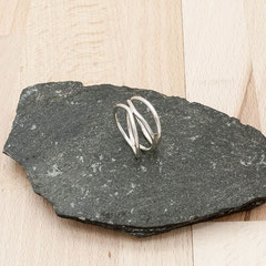 Bague-fil-argent-martele-homme-femme-creation-contemporaine-bijoutier-joaillier-auvergne-rhone-alpes 