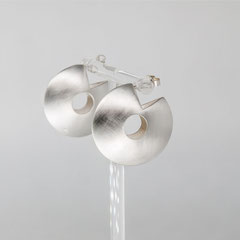 Boucle-d-oreille-argent-creoles-creation-contemporaine-bijoutier-joaillier-cantal-auvergne-rhone-alpes