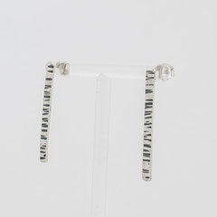 Boucle-d-oreille-argent-martelee-zebre-creation-contemporaine-bijoutier-cantal-auvergne-rhone-alpes