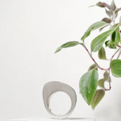 Bague-volume-argent-martele-homme-femme-creation-contemporaine-bijoutier-joaillier-auvergne-rhone-alpes