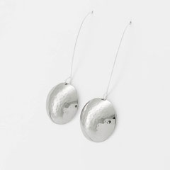 Boucle-d-oreille-argent-martelee-ronde-creation-contemporaine-bijoutier-joaillier-cantal-auvergne-rhone-alpes