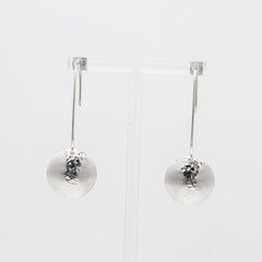 Boucle-d-oreille-argent-martelee-creation-contemporaine-bijoutier-joaillier-createur-cantal-auvergne-rhone-alpes