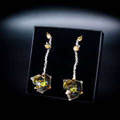 Création sur mesure d'après croquis. Boucles d'oreilles en argent, laiton et péridot.