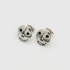 Boucle-d-oreille-argent-tete-de-mort-creation-contemporaine-bijoutier-joaillier-cantal-auvergne-rhone-alpes 