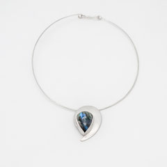 Pendentif, pièce unique en argent et labradorite.