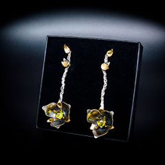 Création sur mesure d'après croquis. Boucles d'oreilles en argent, laiton et péridot.