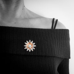 pin's-argent-tete-de-mort-fleur-creation-contemporaine-bijoutier-joaillier-auvergne-rhone-alpes