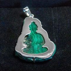 Création sur mesure, d'inspiration zen. Pendentif en argent et malachite.