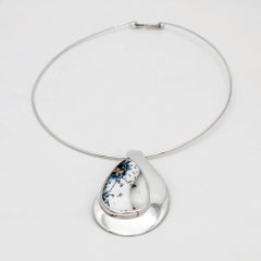Pendentif, pièce unique en argent et opale dendritique.
