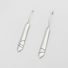 Boucle-d-oreille-argent-gravee-creation-contemporaine-bijoutier-joaillier-cantal-auvergne-rhone-alpes
