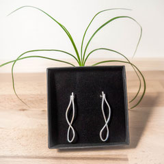 Boucle-d-oreille-fil-argent-creation-contemporaine-bijoutier-joaillier-cantal-auvergne-rhone-alpes