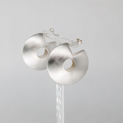 Boucle-d-oreille-argent-creoles-creation-contemporaine-bijoutier-joaillier-cantal-auvergne-rhone-alpes