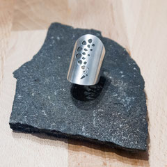 bague-longue-argent-martele-homme-femme-creation-contemporaine-bijoutier-joaillier-auvergne-rhone-alpes 