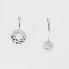 Boucle-d-oreille-argent-martelee-asymetrique-creation-contemporaine-bijoutier-joaillier-cantal-auvergne-rhone-alpes 