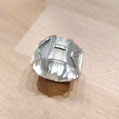 Bague-street-art-argent-martele-homme-femme-creation-contemporaine-bijoutier-joaillier-auvergne-rhone-alpes 