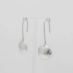Boucle-d-oreille-argent-martelee-creation-contemporaine-bijoutier-joaillier-createur-auvergne-rhone-alpes