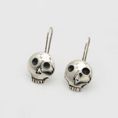 Boucle-d-oreille-argent-tete-de-mort-creation-contemporaine-bijoutier-joaillier-cantal-auvergne-rhone-alpes