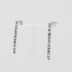 Boucle-d-oreille-argent-martelee-zebre-creation-contemporaine-bijoutier-cantal-auvergne-rhone-alpes