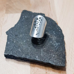 Bague-longue-argent-martele-homme-femme-creation-contemporaine-bijoutier-joaillier-auvergne-rhone-alpes 