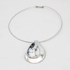 Pendentif, pièce unique en argent et opale dendritique.