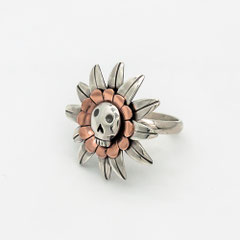 Bague-tete-de-mort-fleur-argent-femme-creation-contemporaine-bijoutier-joaillier-auvergne-rhone-alpes 