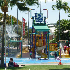"Wasserspielplatz" für die Kinder - wollt mich eigentlich auch unter den Wassereimer stellen, hatte dann aber Angst vor den Kindern ;)