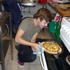 Max mit meiner super leckeren Pizza