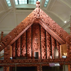 Ein Haus der Maoris im Museum von Auckland