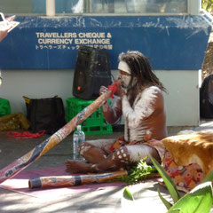 Didgeridoo-Spieler am Hafen