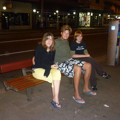 Julia, Pascal und Linda: im Schlafi haben wir nachts um 4Uhr an der Bushaltestelle auf den zweiten Sandsturm gewartet *gähn*
