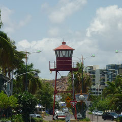 Ein alter Leuchtturm mitten auf der Strasse