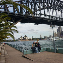 Ich, Miri & Nadine unter der Harbour Bridge