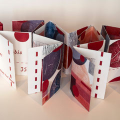 Rubis, 2015 livre objet, bois gravé, relief, pliage et couture sur papier Somerset. Portfolio 15,3 X 10,8 X 3,5 cm avec papier du Népal et mousse par Nicole Doré Brunet