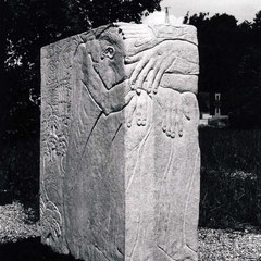 Gesamtansichten und Details des Grabsteines, nach seiner Aufstellung auf dem Friedhof in Kleinhelfendorf