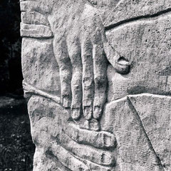 Gesamtansichten und Details des Grabsteines, nach seiner Aufstellung auf dem Friedhof in Kleinhelfendorf