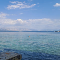 Schwimmen am Faliraki Beach auf Corfu im Zentrum der Hauptstadt