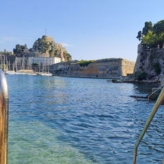 Faliraki Beach Club mit Bademöglichkeit und Blick auf die Alte Festung von Korfu-Stadt